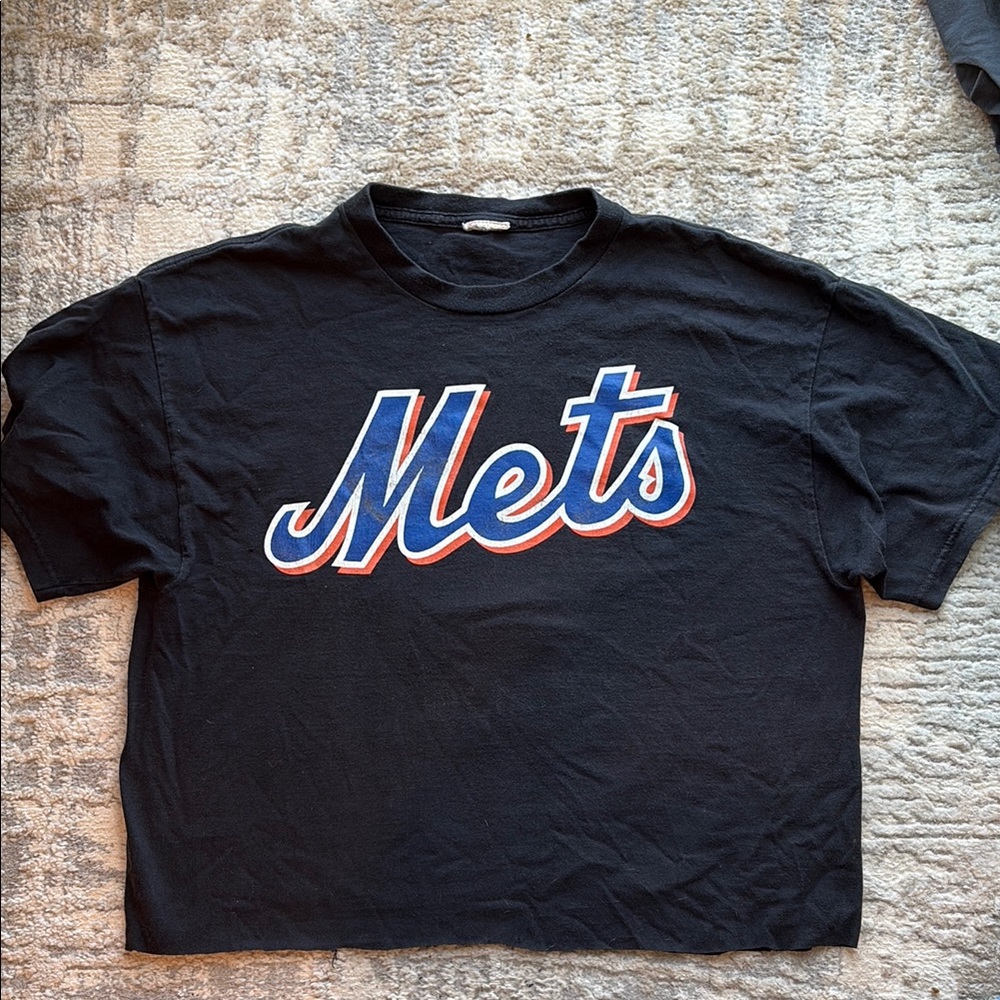 Vintage Black Mets Graphic T-Shirt 3” Crop